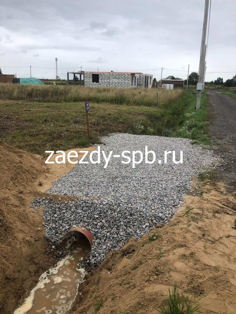 Монтаж водопропускной трубы в придорожную канаву